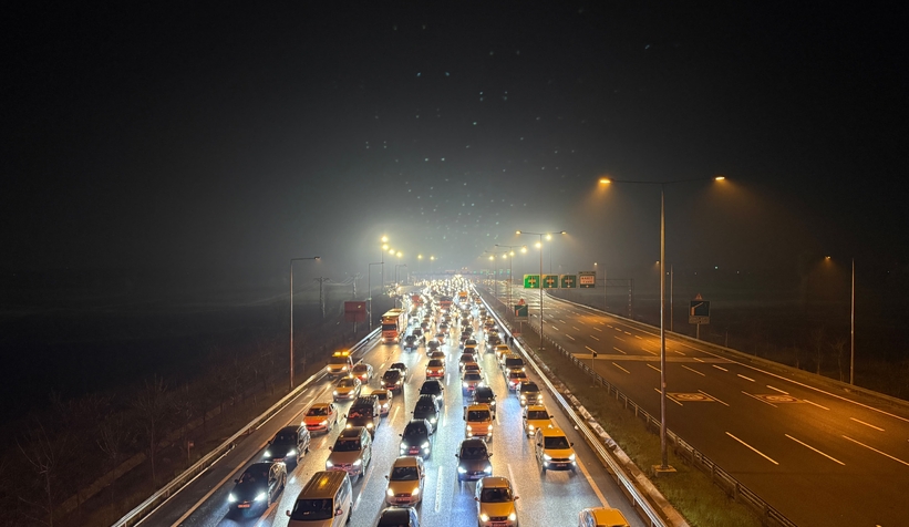 tatilciler-sakarya-gecisinde-kilometrelerce-arac-kuyrugu-olusturdury9bwhrjmn