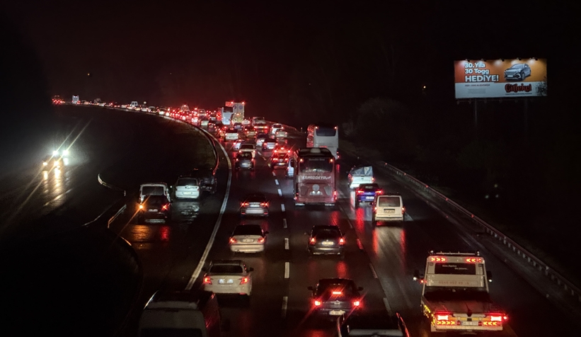 tatilciler-sakarya-gecisinde-kilometrelerce-arac-kuyrugu-olusturdury9bwhrjmn