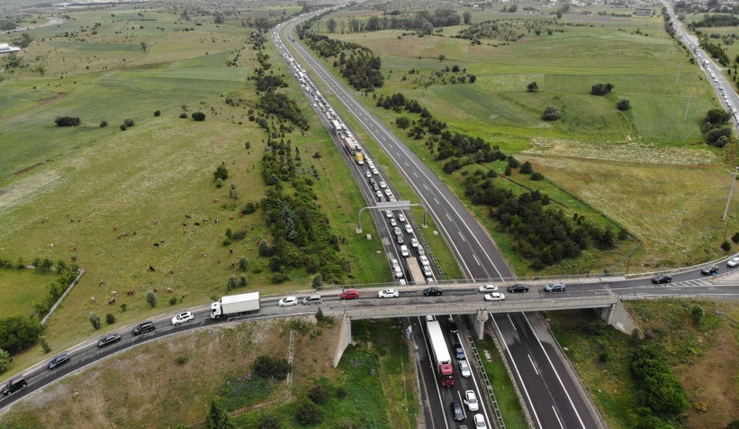 Tatilcilerin trafik çilesi: Uzun araç kuyrukları oluştu