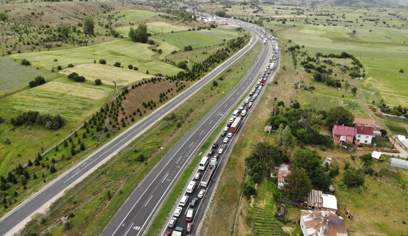 Tatilcilerin trafik çilesi: Uzun araç kuyrukları oluştu