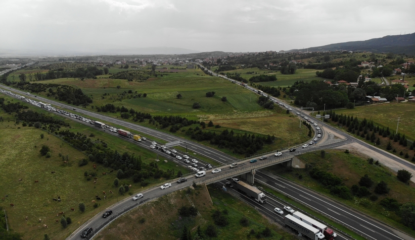 Tatilcilerin trafik çilesi: Uzun araç kuyrukları oluştu