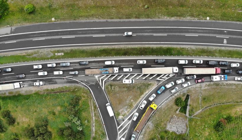 Tatilcilerin trafik çilesi: Uzun araç kuyrukları oluştu