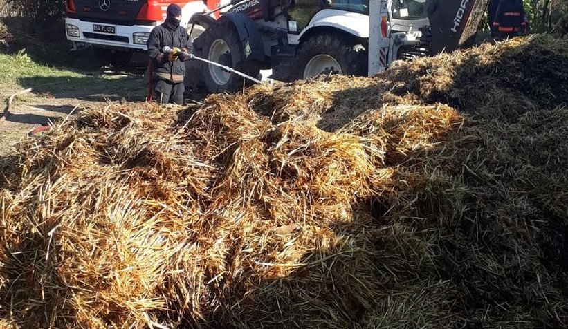 Tavuk çiftliğinde yangın; 200 balya samanı kül etti