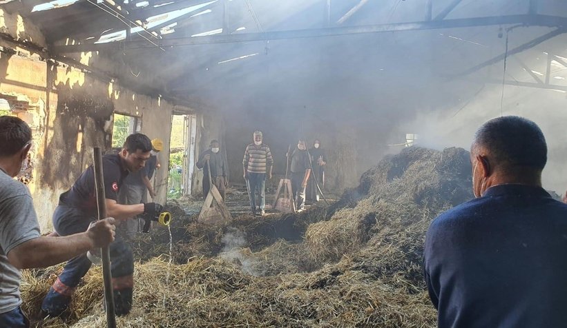 Tavuk çiftliğinde yangın; 200 balya samanı kül etti