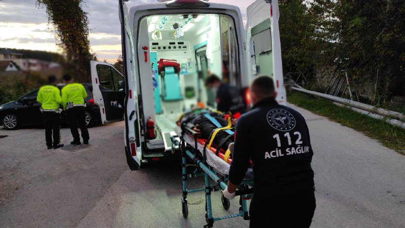 Tek elle motosiklet kullanmaya kalktı, kaza yaptı