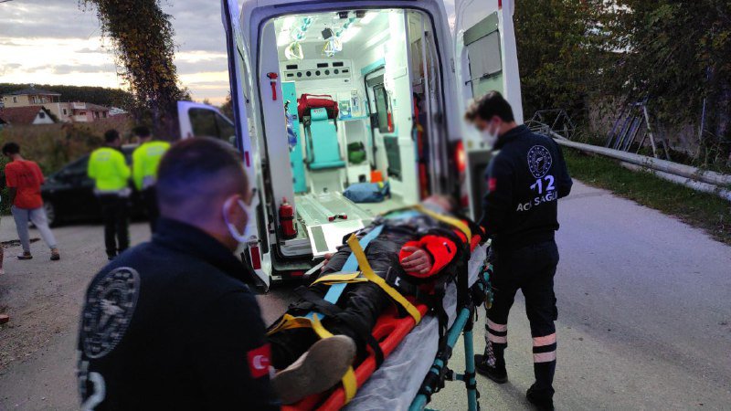 Tek elle motosiklet kullanmaya kalktı, kaza yaptı