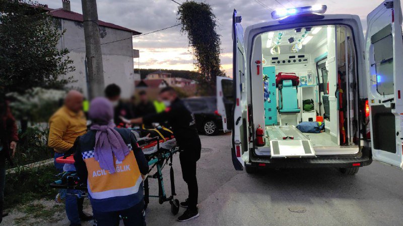 Tek elle motosiklet kullanmaya kalktı, kaza yaptı