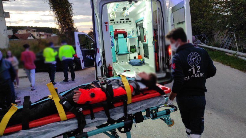 Tek elle motosiklet kullanmaya kalktı, kaza yaptı