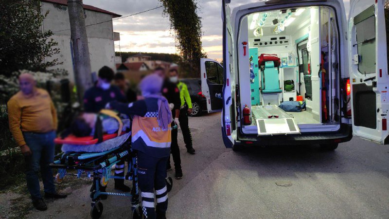 Tek elle motosiklet kullanmaya kalktı, kaza yaptı