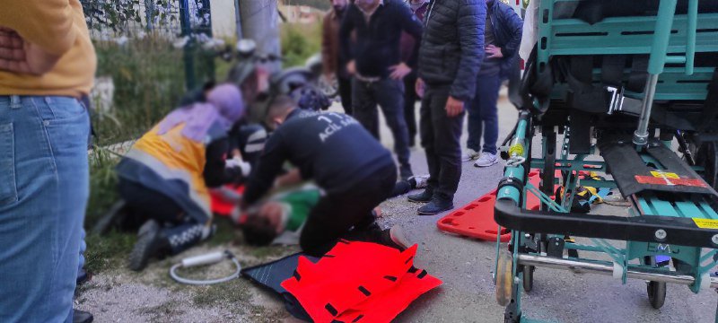 Tek elle motosiklet kullanmaya kalktı, kaza yaptı