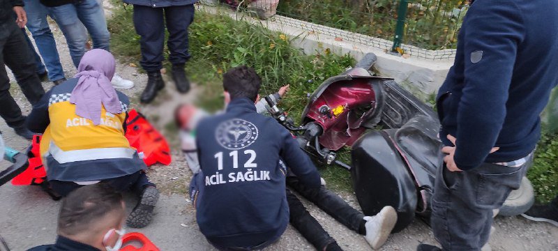 Tek elle motosiklet kullanmaya kalktı, kaza yaptı