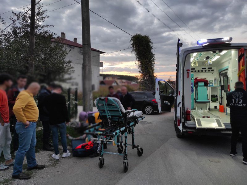 Tek elle motosiklet kullanmaya kalktı, kaza yaptı