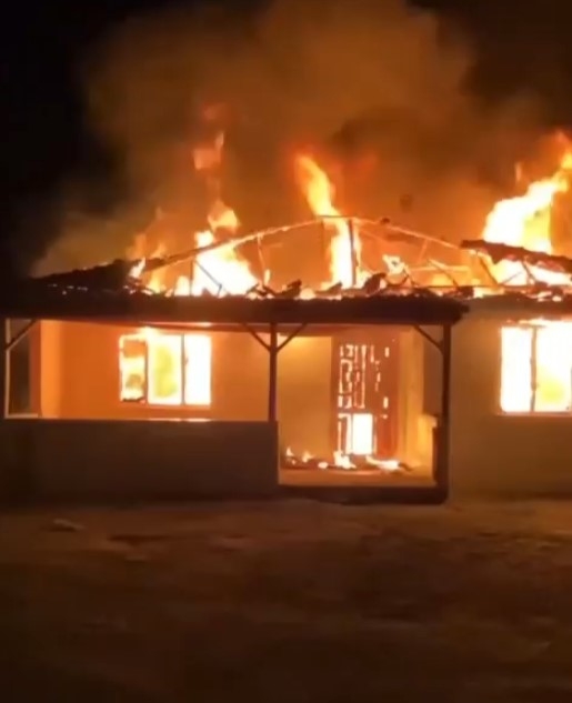 Tek katlı ev alev alev yandı