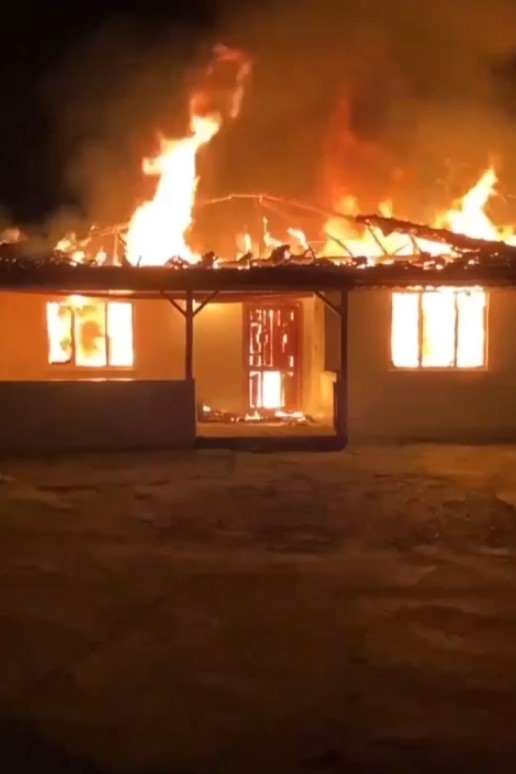 Tek katlı ev alev alev yandı