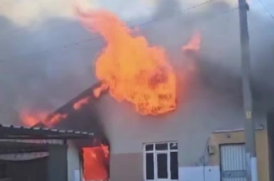 Tek katlı ev alev topuna döndü