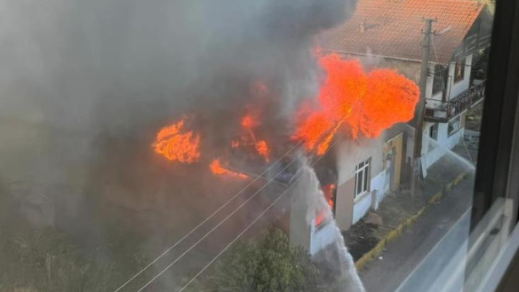 Tek katlı ev alev topuna döndü