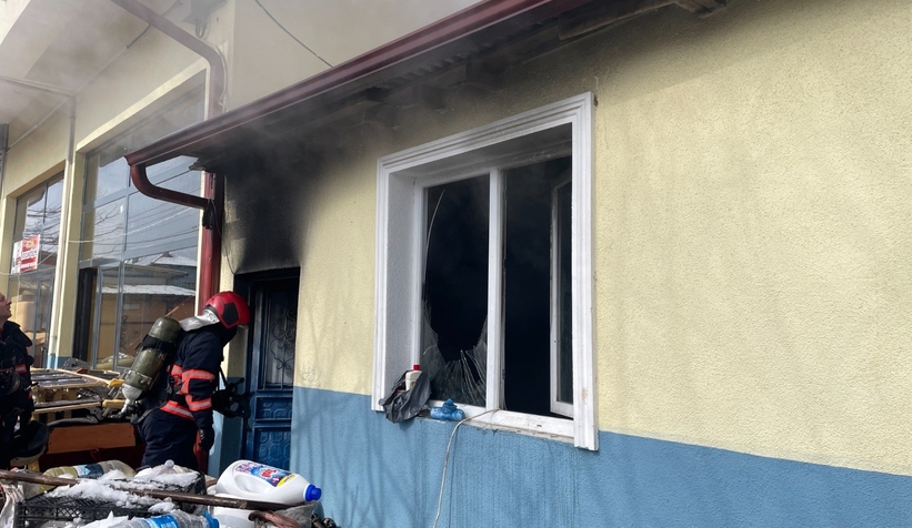 Tek katlı evde çıkan yangın itfaiye ekiplerince söndürüldü.