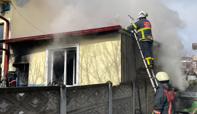 Tek katlı evde çıkan yangın itfaiye ekiplerince söndürüldü.