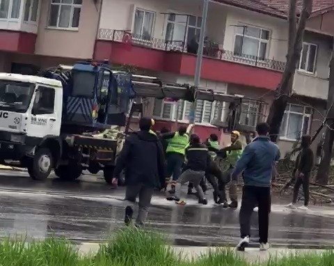 tekme-tokat-birbirlerine-girdilerk3n4ay9lwm