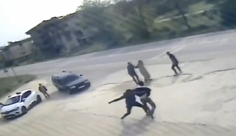 Tekme tokat kavga ettiler