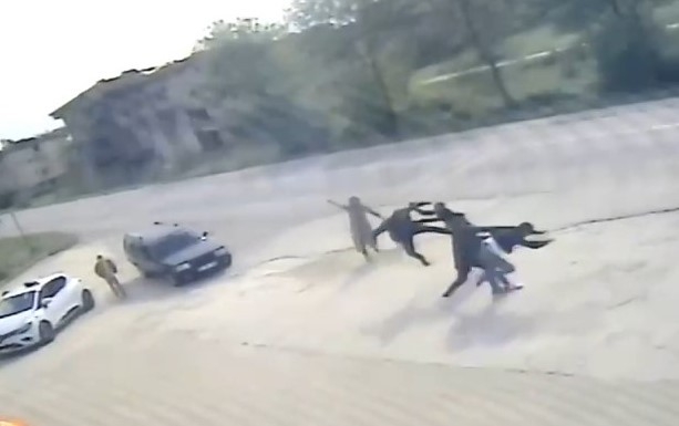 Tekme tokat kavga ettiler