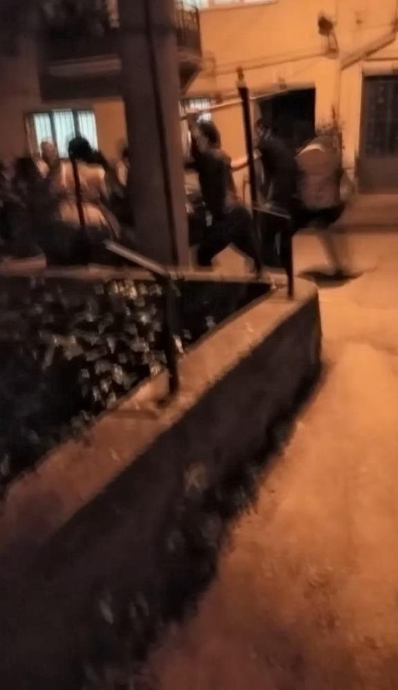 Tekme ve sopalar havada uçuştu