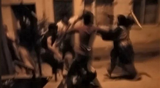 Tekme ve sopalar havada uçuştu