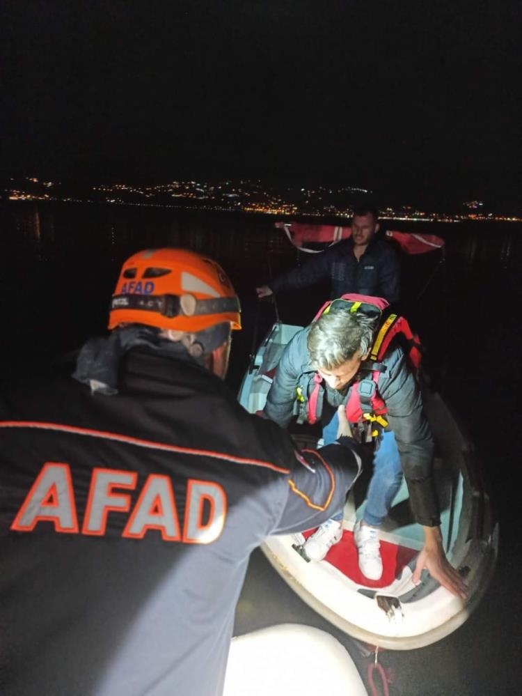 Teknenin aküsü bitince gölde mahsur kaldılar