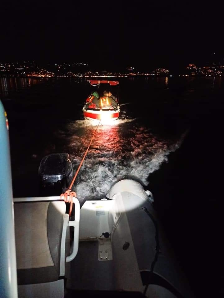 Teknenin aküsü bitince gölde mahsur kaldılar