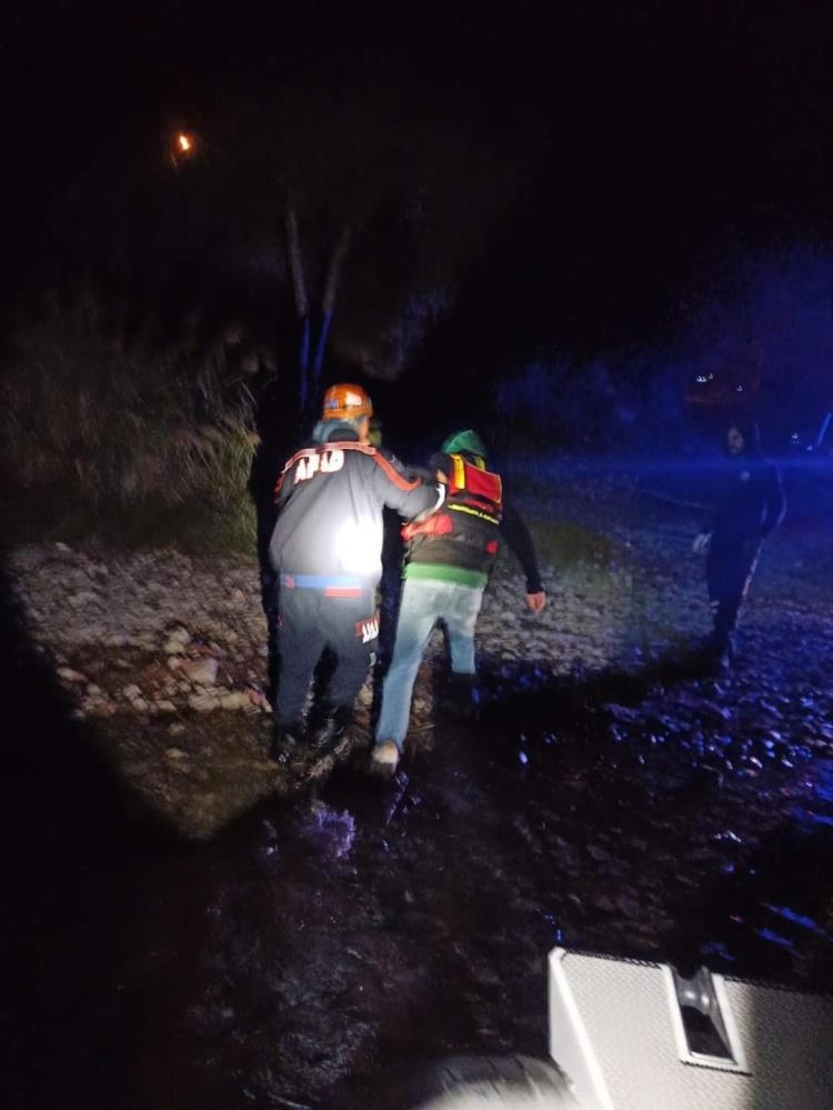 Teknenin aküsü bitince gölde mahsur kaldılar