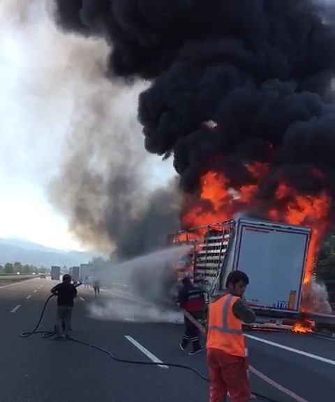 Tekstil malzemesi yüklü tır alev alev yandı