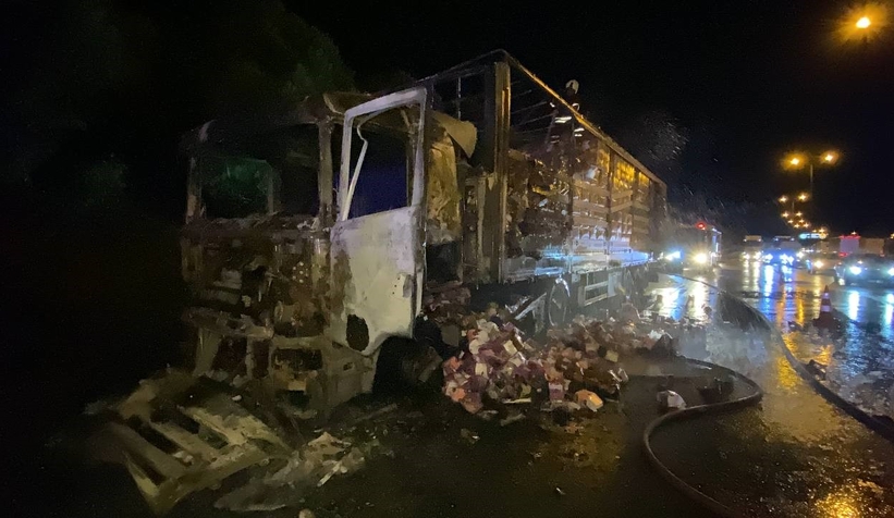 Tekstil malzemesi yüklü tır alev alev yandı