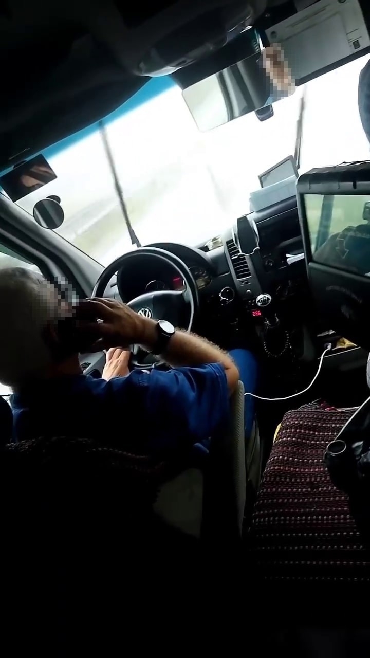 Telefonla konuşan şoför kazaya davetiye çıkardı