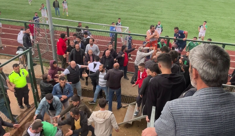 tellere-cikan-futbolcu-civili-kronla-taraftara-boyle-tekme-attiquxlunjktn
