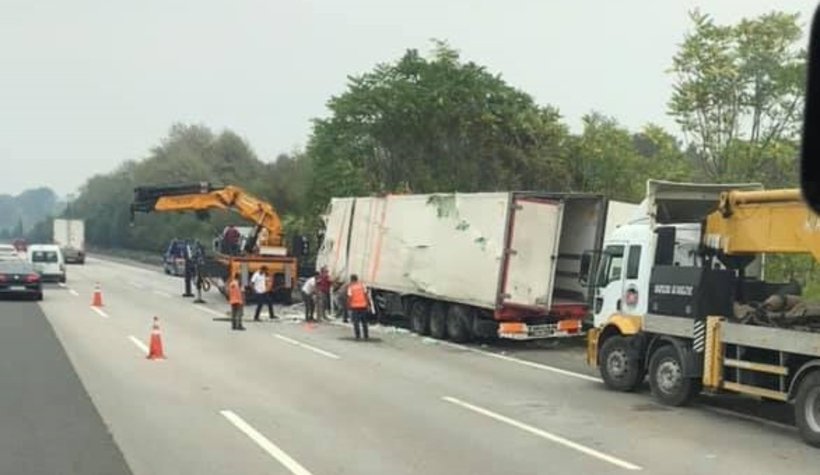 TEM Akyazı kesiminde tırlar çarpıştı