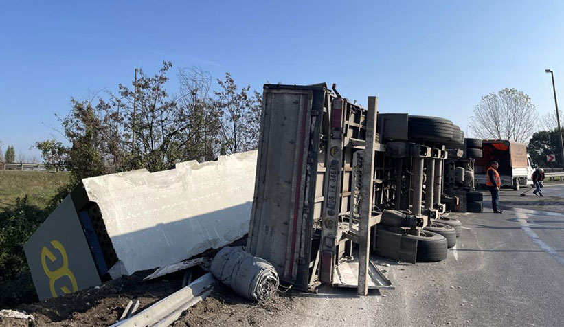 TEM bağlantısında tır devrildi: 1 yaralı