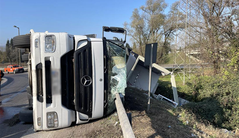 TEM bağlantısında tır devrildi: 1 yaralı