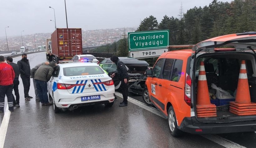 TEM'de 10 araç birbirine girdi: 3 yaralı