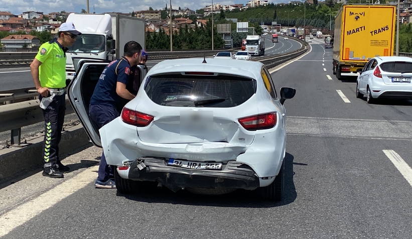 TEM'de 3 araç kazaya karıştı: 1'i çocuk 7 yaralı