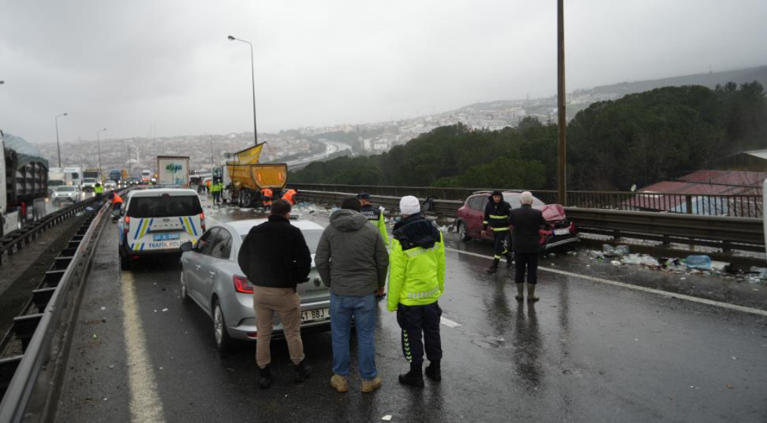 TEM'de 6 araç birbirine girdi