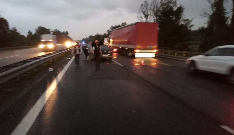 TEM'de 7 araç birbirine girdi; 1'i ağır 4 yaralı