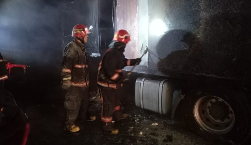 TEM'de bisküvi yüklü tır yandı