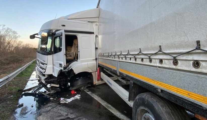 Karşı yöne geçen tır otoyolu savaş alanına çevirdi: 1 ölü, 1 yaralı