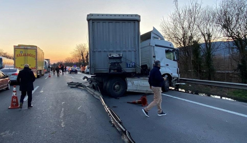 Karşı yöne geçen tır otoyolu savaş alanına çevirdi: 1 ölü, 1 yaralı