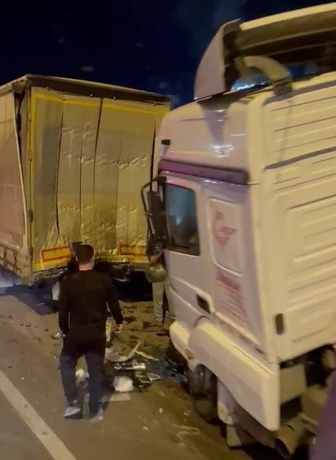 TEM'de can pazarı; 3 tır birbirine girdi