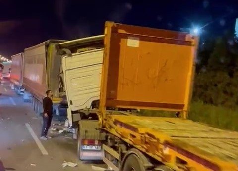 TEM'de can pazarı; 3 tır birbirine girdi