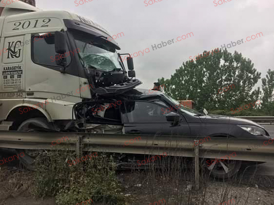 TEM'de emniyet şeridinde lastik değişen araca kamyon çarptı