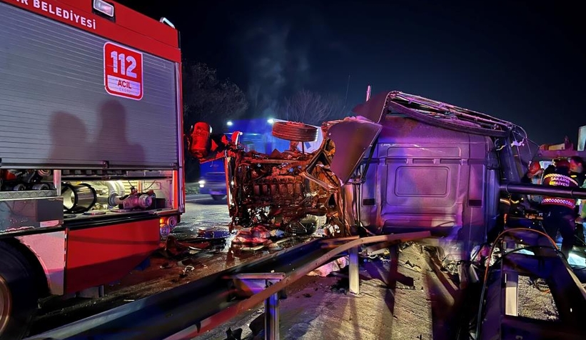 TEM'de feci kaza; Sürücü can verdi