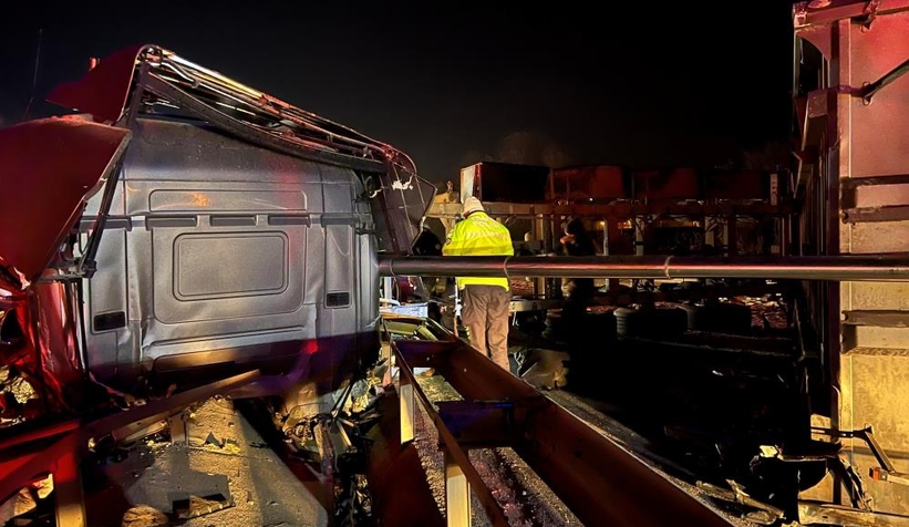 TEM'de feci kaza; Sürücü can verdi