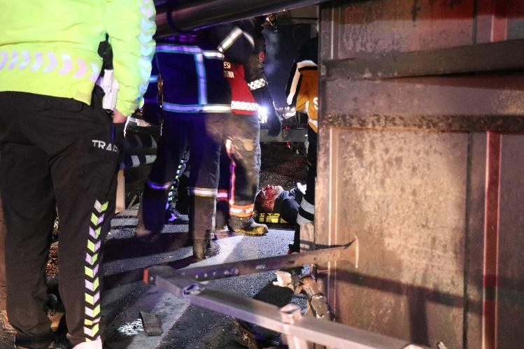 TEM'de feci kaza; Sürücü can verdi